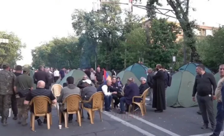 Ermənistanda müxalifət xalqı polislə döyüşə çağırıb FOTO