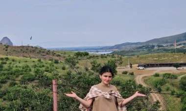 Erməni qızı Azərbaycanla sərhəddən şəkil yaydı