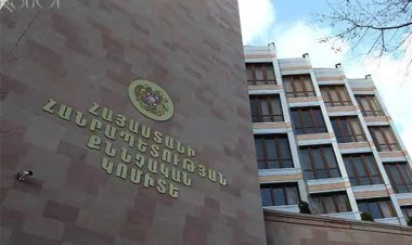 Ermənistanda mülki şəxslər hərbi hissəyə hücum edib