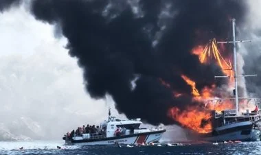 Marmarisdə tur gəmisi yandı, 14 yaralı var YENİLƏNİB