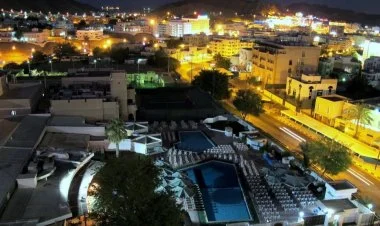 Omanın paytaxtında məscid yaxınlığında atəş açılıb