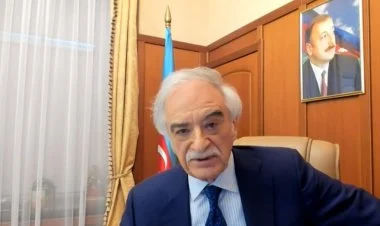 Polad Bülbüloğluna imza vərəqələri verilib