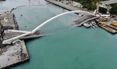 Çində körpü uçub: 11 nəfər ölüb