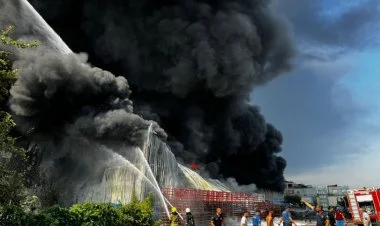 Türkiyədə iki fabrik yanır VİDEO