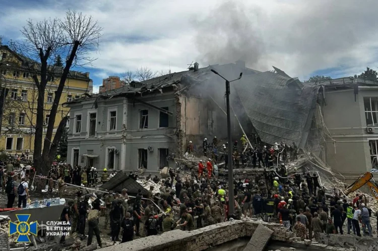 Rusiya Kiyevdəki uşaq xəstəxanasına raket zərbəsi endirib