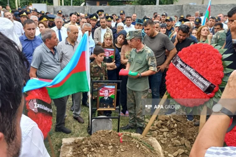 Laçında uçqun altında qalan hərbçi dəfn edildi