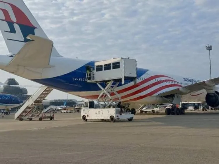 Malayziya təyyarəsi Bakı Aeroportuna təcili eniş edib