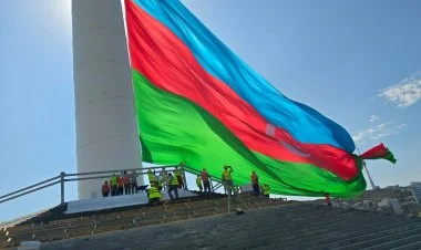 Bayrağımız 7 ildən sonra Dövlət Bayrağı Meydanında FOTO
