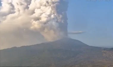 Siciliyada Etna vulkanı püskürür