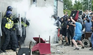 Britaniyada miqrantların qaldığı otelə hücum olub