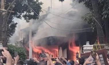 Banqladeşdə iğtişaşlar, Baş nazir qaçıb, ordu hökumət qurur