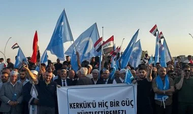 İraqın Kərkük şəhərində türkmanlar kütləvi etiraz edirlər