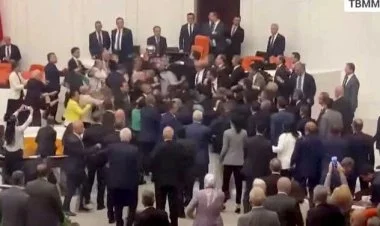 Türkiyə parlamentində dava düşdü VİDEO