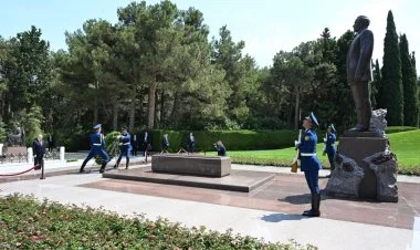 Putin Heydər Əliyevin məzarını ziyarət etdi
