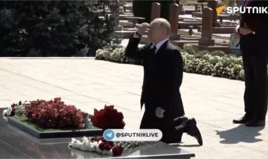 Putin Beslan faciəsinin qurbanları qarşısında diz çökdü
