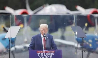 Trampın çıxış etdiyi səhnə gülləkeçirməz şüşə ilə əhatələnib