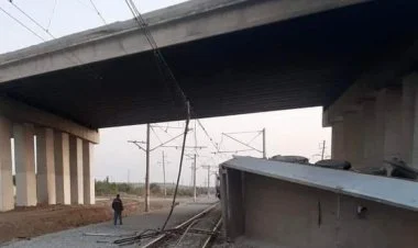Yük maşını körpüdən dəmir yolu xəttinə aşıb, 2 nəfər ölüb