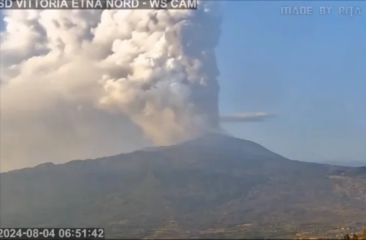 Siciliyada Etna vulkanı püskürür