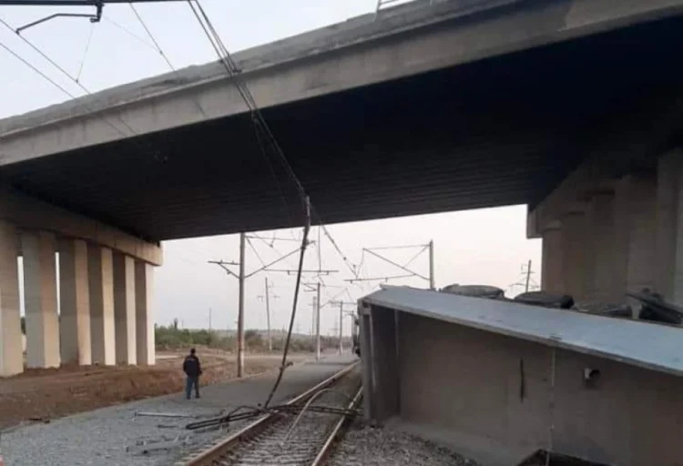 Yük maşını körpüdən dəmir yolu xəttinə aşıb, 2 nəfər ölüb