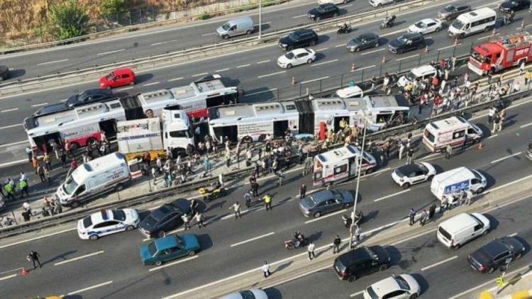 İstanbulda metrobus qəzaya uğrayıb