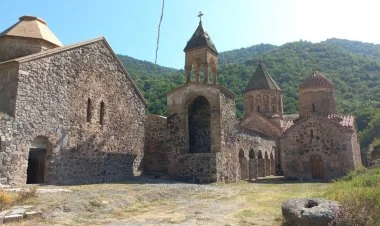 Erməni vandalizminə məruz qalan Xudavəng monastırı
