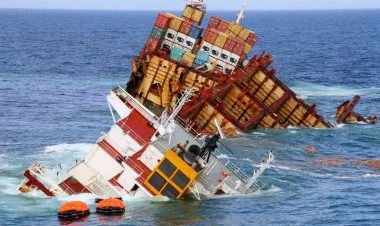Küveyt sahillərində İran gəmisi batıb, 6 ekipaj üzvü ölüb