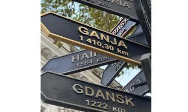 Odessanın mərkəzində Gəncəyə istiqaməti göstərən nişan