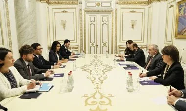 Nikol Paşinyan Sejurne ilə sülh razılaşmasını müzakirə edib