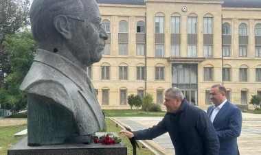 Şuşada güllələnmiş heykəllər ziyarət olunub