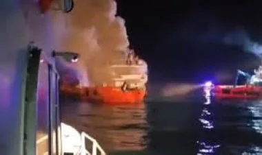 İstanbulda gəmi yanır