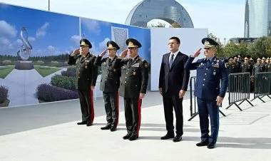 Müdafiə naziri Zəfər parkında olub FOTO