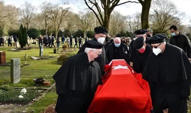 Almaniyada vəfat edən erməni Türkiyə bayrağı ilə dəfn edildi
