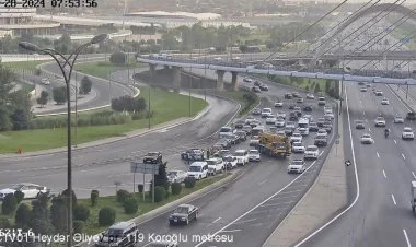 Bakıda bitum daşıyan yük maşını aşıb, maye yola dağılıb