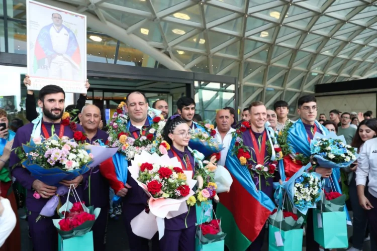 İlham Əliyev Paralimpiya medalçılarını mükafatlandırıb