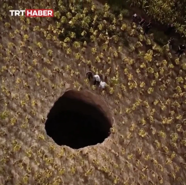 Türkiyənin Eskişehirində 20 m dərinlikdə böyük dəlik yaranıb