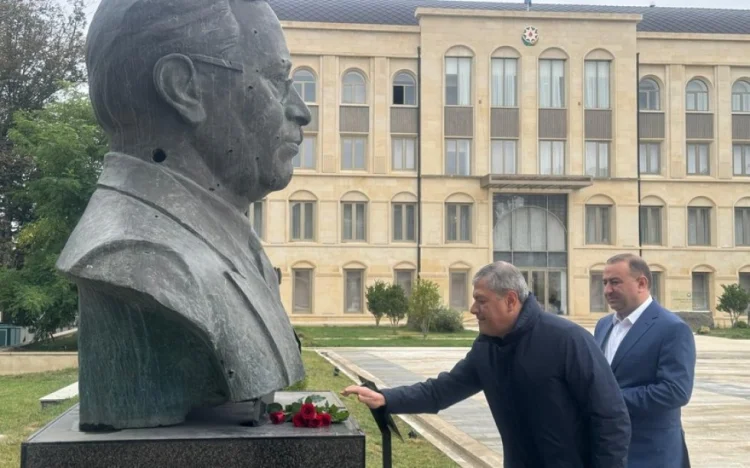 Şuşada güllələnmiş heykəllər ziyarət olunub