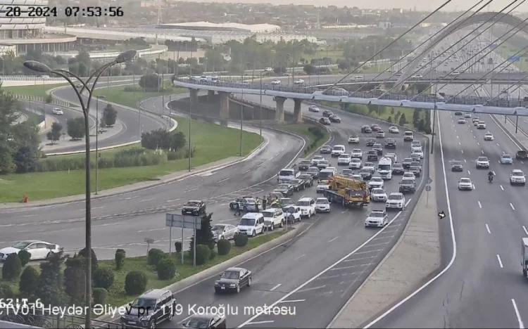 Bakıda bitum daşıyan yük maşını aşıb, maye yola dağılıb