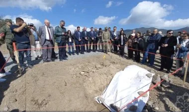 Konfrans iştirakçıları Ağdərədəki kütləvi məzarlıqda FOTO