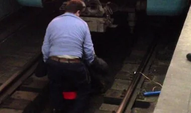 Bakı metrosunda sərnişin qatarın altına düşərək ölüb