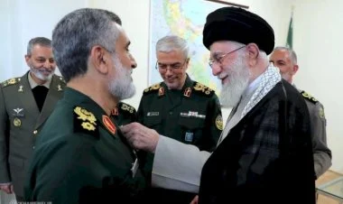 Xamenei İsraili bombalayan generalı təltif etdi