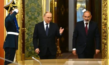 Moskvada Vladimir Putin Nikol Paşinyanla görüşüb
