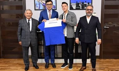 Məşhur futbolçu Mesut Özil Bakıda səfərdədir