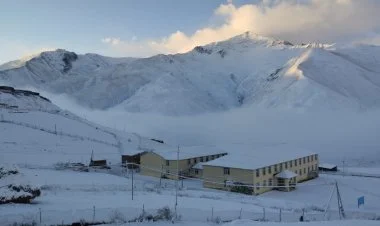 Bəzi yerlərə qar yağır