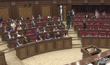 Ermənistan müxalifəti parlamentin iclasını tərk etdi FOTO