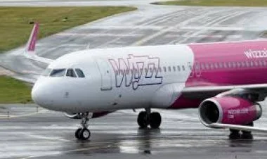 "Wizz Air"in təyyarəsini ildırım vurub