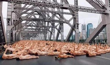 Avstraliyada 5 min çılpaq insan  körpünün üstündə uzanıb