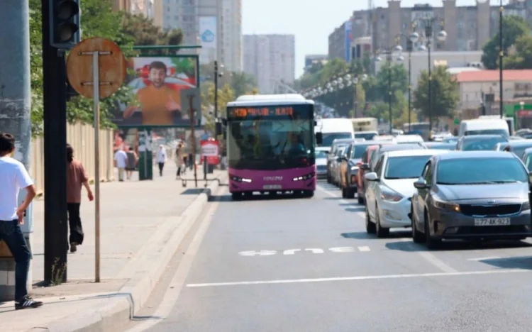 Bu küçədə avtobus zolağında vaxt məhdudiyyəti qoyuldu