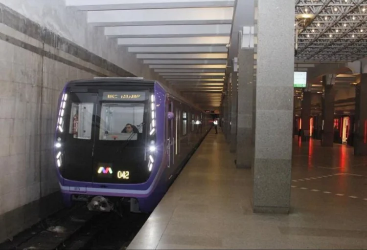 Metronun daha bir stansiyasında sərnişin qatar yoluna düşüb