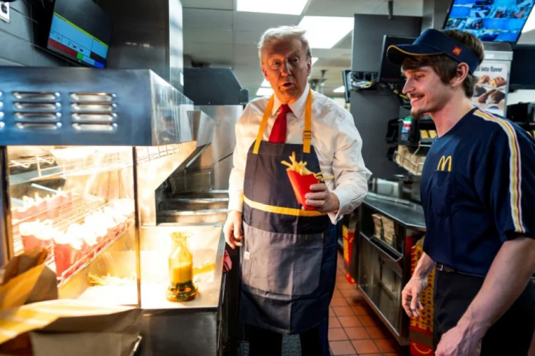 Donald Tramp hamburger restoranında işlədi