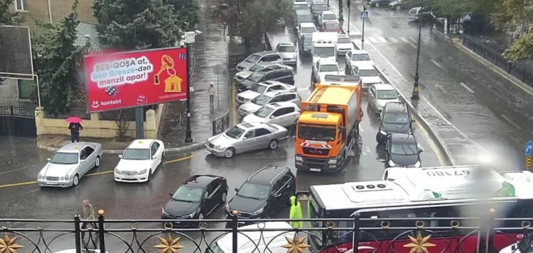 Bakıda yağan güclü yağışa görə yollarda 23 tıxac yaranıb